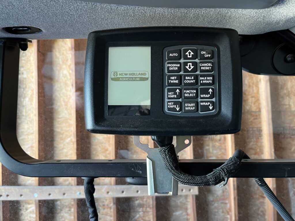 2017 New Holland RB560 Baler 3