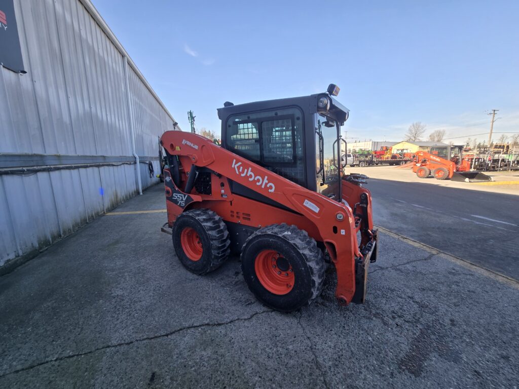 2022 Kubota SSV75HC 2