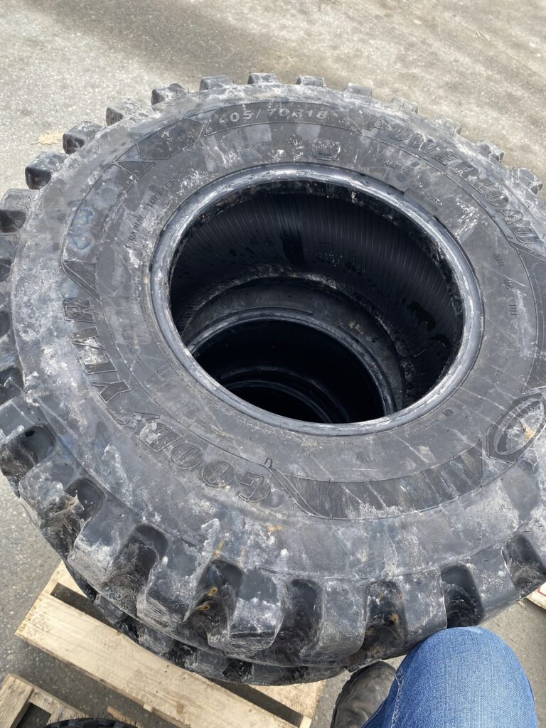 405/70R18 Goodyear Powerload L2 - Near New Take-Off Tires 4