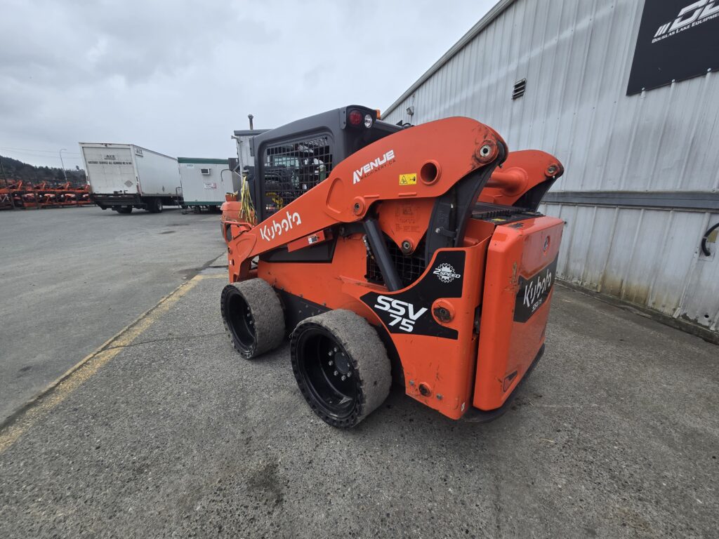 2023 Kubota SSV75H 1