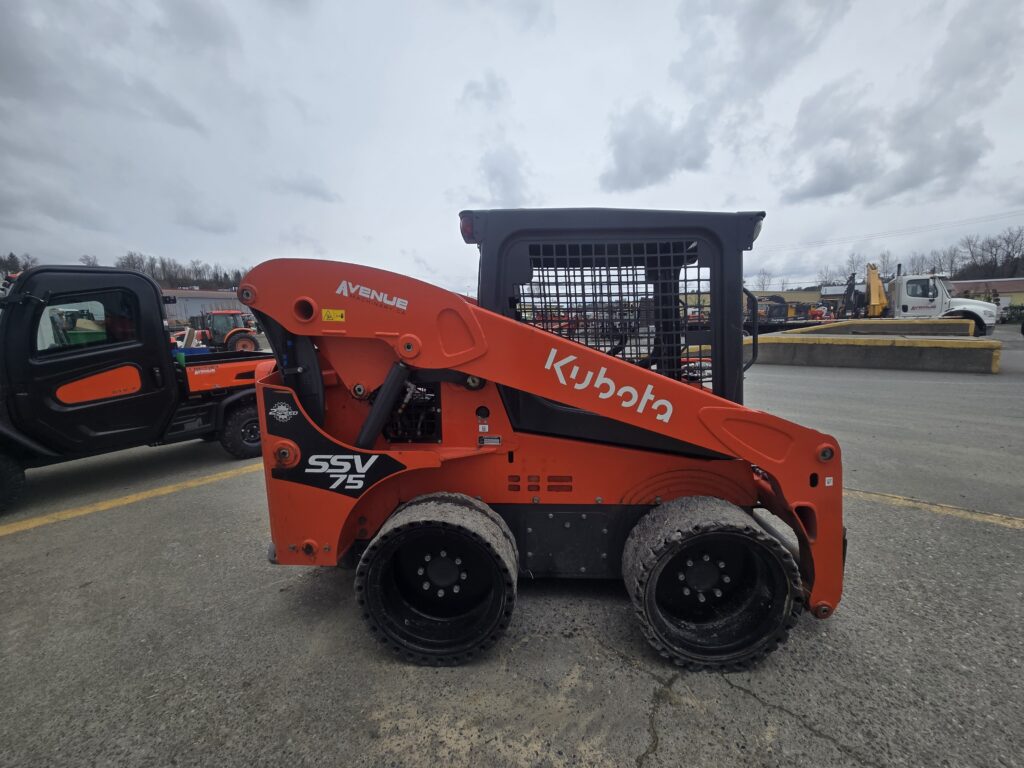 2023 Kubota SSV75H 4