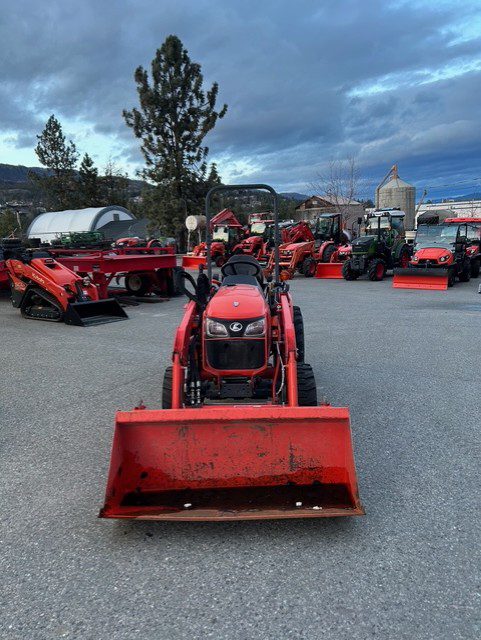Kubota B2601 W/Loader 1
