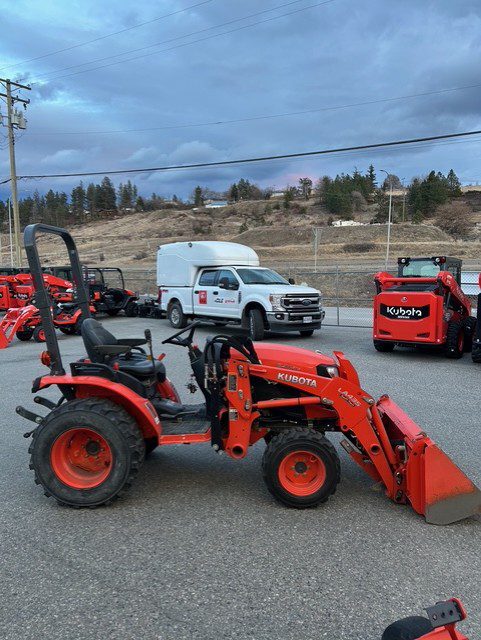 Kubota B2601 W/Loader 2