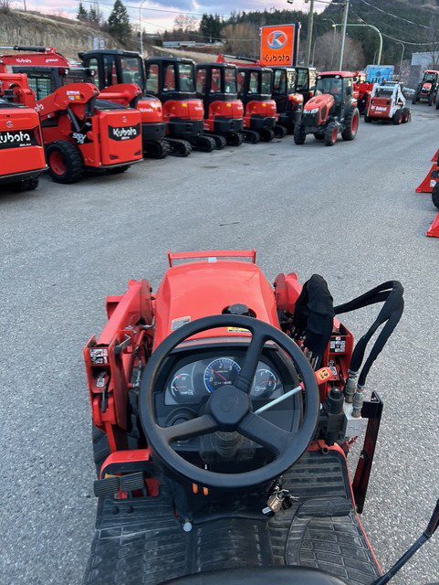 Kubota B2601 W/Loader 5