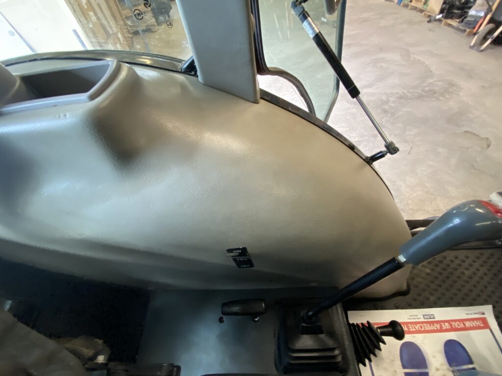 2016  Mahindra 2565ST Tractor W/ Grapple bucket 11